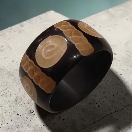 Bracelet manchette aux motifs organiques uniques