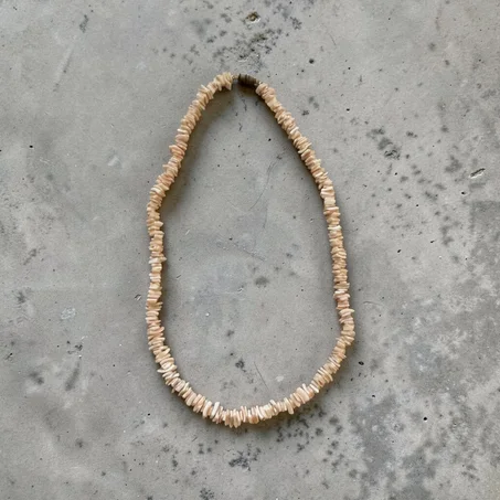 Collier blanc élégant – un accessoire intemporel