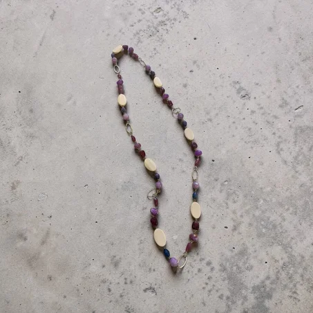 Collier mauve et blanc – style bohème chic