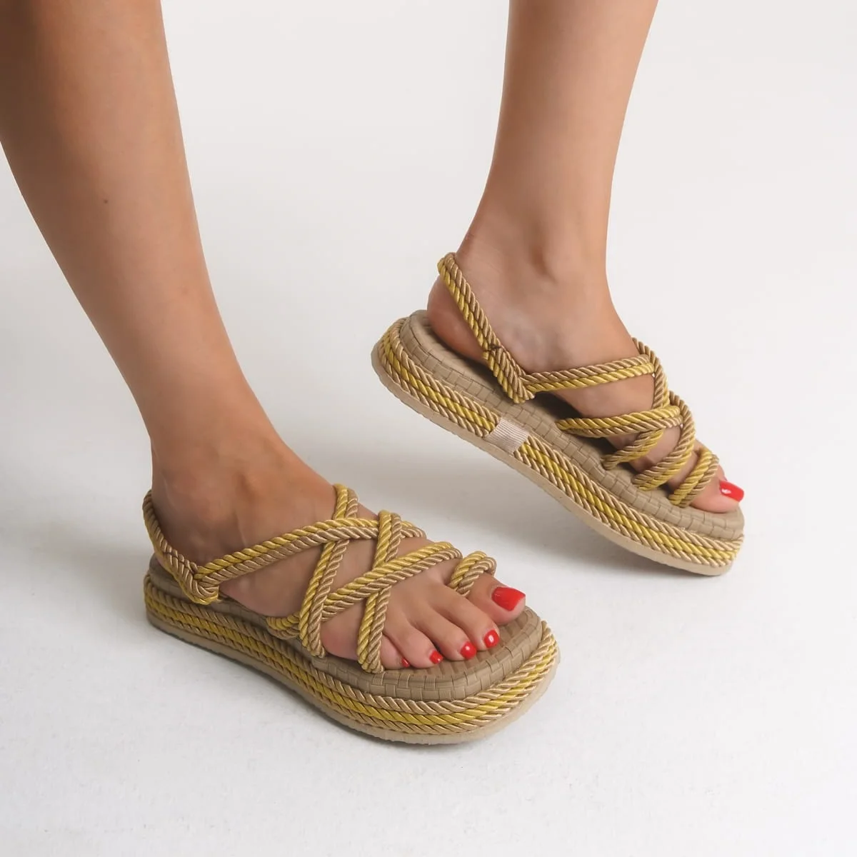 Sandale d’été à cordes modernes (ref-005) – Beige avec touches de jaune doré