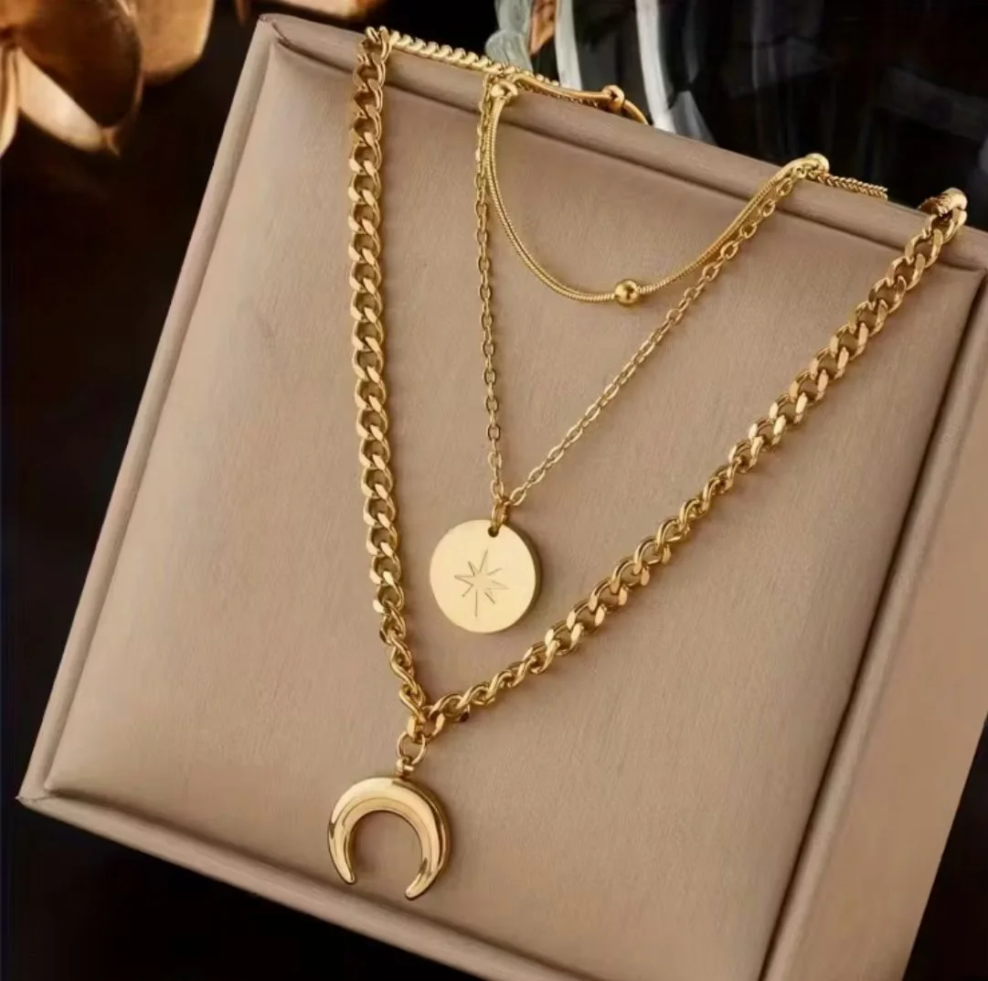 Collier tendance multi-couches doré avec étoiles et lune