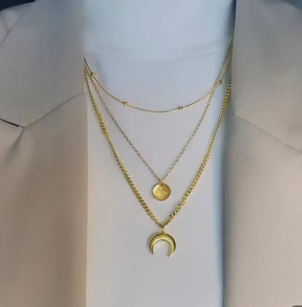 Collier tendance multi-couches doré avec étoiles et lune