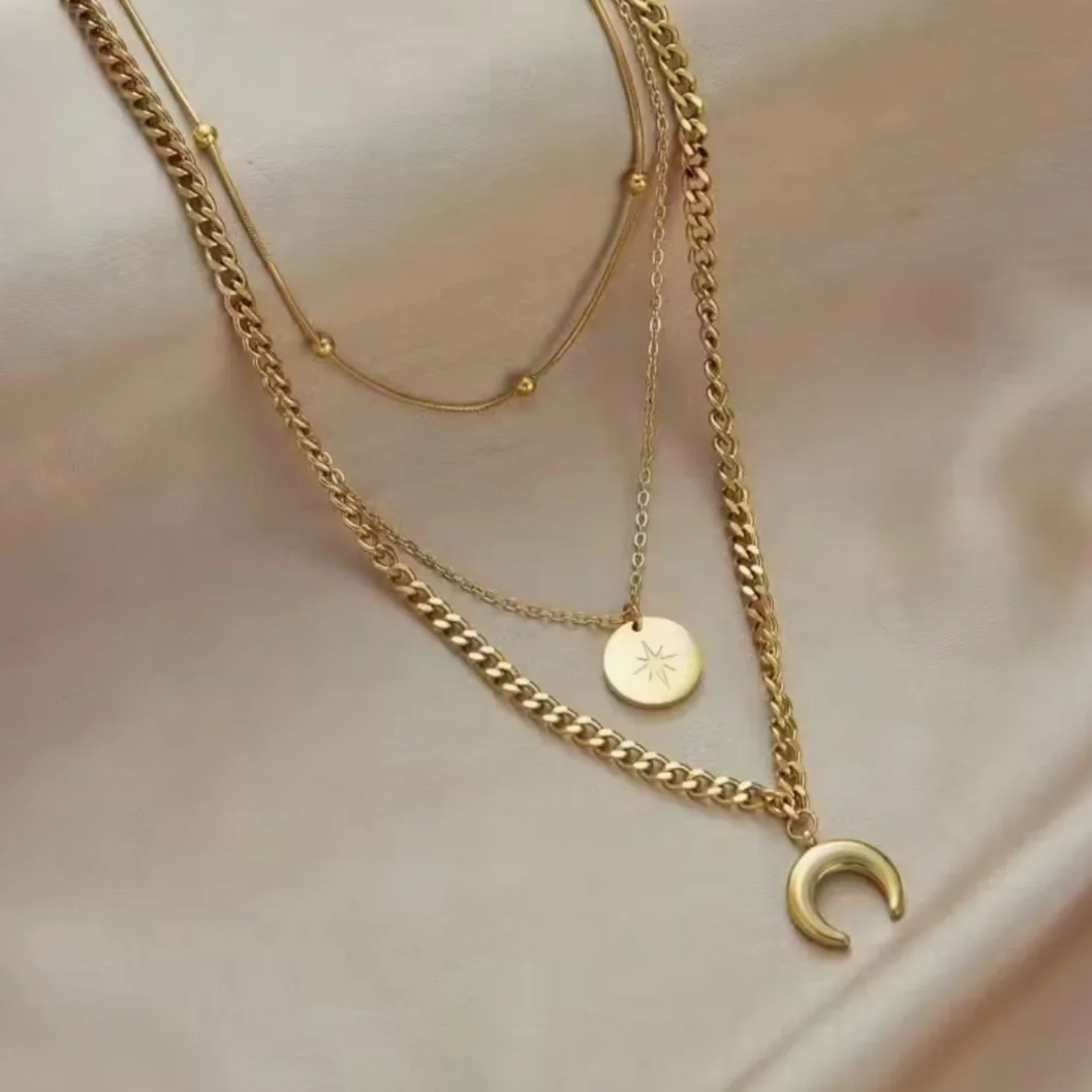 Collier tendance multi-couches doré avec étoiles et lune