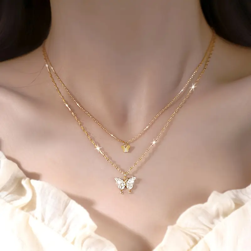 Collier Double Couche Femme – Pendentif Papillon Doré Strass