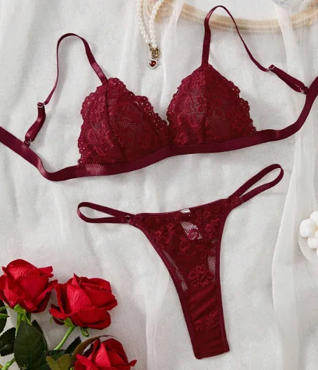 طقم لانجري مثير للنساء يتكون من بلوزة دانتيل بدون ظهر بحمالات رفيعة وسروال داخلي جي-سترينغ.