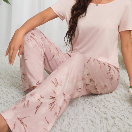 طقم بيجامة نسائي بياقة دائرية وأكمام قصيرة وبنطال بيجامة بطبعة زهور