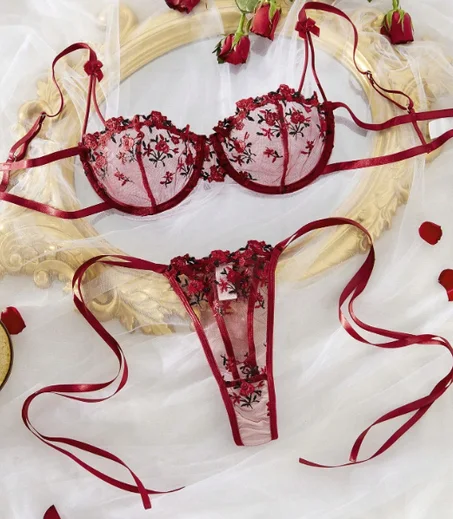 طقم لانجري مثير مزين بتطريزات زهرية .