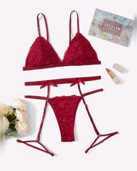 طقم لانجري من 3 قطع: توب دانتيل،  مزين بعقدة فراشة أنثوية.