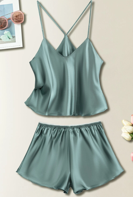 طقم بيجامة / مجموعة بيجامة مكون من توب كامي من الساتان مع شورت