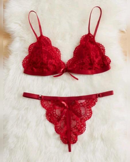 طقم لانجري دانتيل كلاسيكي مثير بحواف مزخرفة على شكل تموجات.