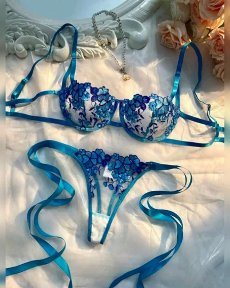 طقم من قطعتين – طقم لانجري نسائي بحمالات مطرزة بلون أزرق سماوي