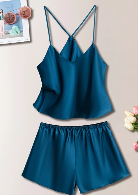 طقم بيجامة/بدلة نوم مكون من ملابس علوية كامي من الساتان وشورت