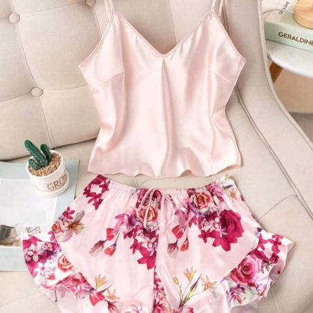 طقم بيجاما/مجموعة بيجاما مكون من توب كامي وشورت من الستان بطبعة زهرية