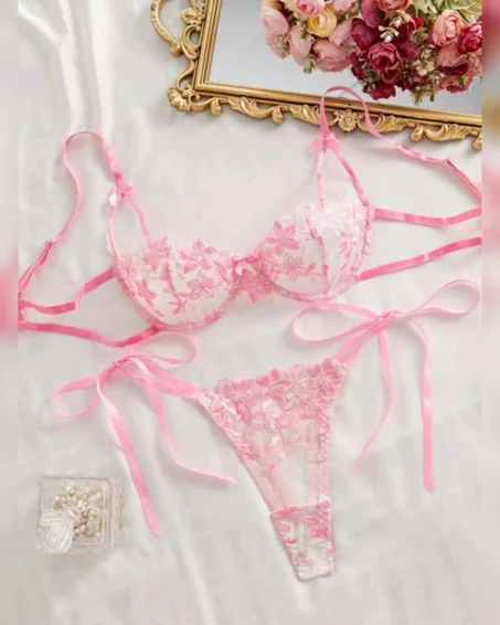 طقم لانجري نسائي مكون من قطعتين، مصنوع من قماش شبكي شفاف ومزين بتطريزات زهرية ودانتيل ناعم..