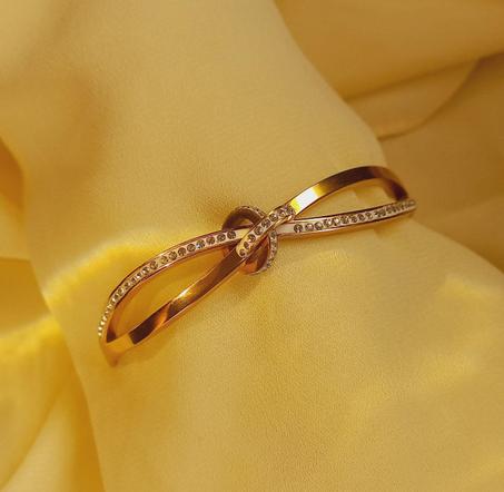 Bracelet Croisé en Acier Inoxydable ✨