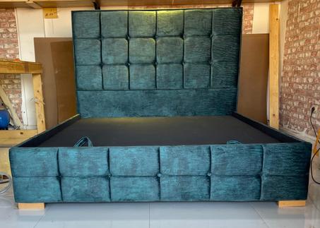 فراش عصري رائع واسع  يزين غرفة نومك و ذو جوذة عالية