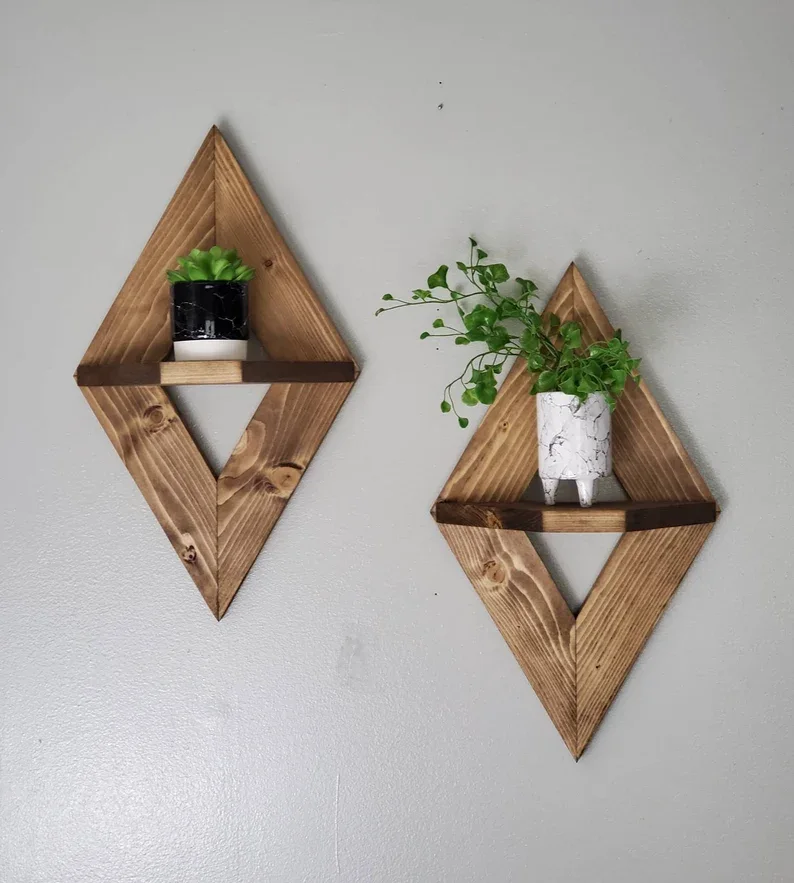 رفوف خشبية أنيقة يتناسب مع أي ديكور داخلي بتصميمها العصري