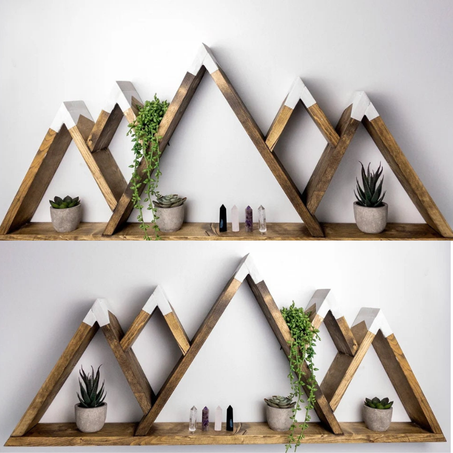 رف جبلي خشبي بـ5 قمم – ديكور ريفي فريد لغرف الأطفال والمعيشة