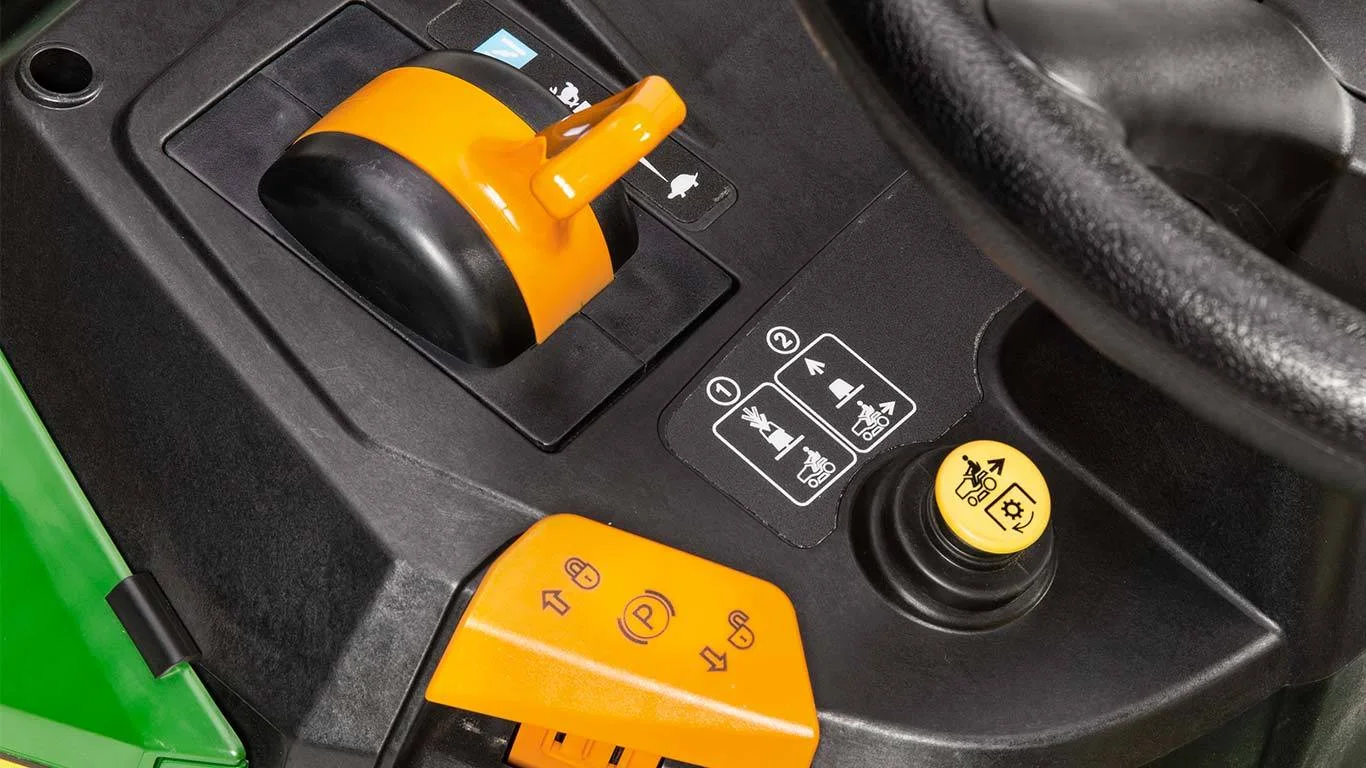 JOHN DEERE X117R Riding Lawn Mower