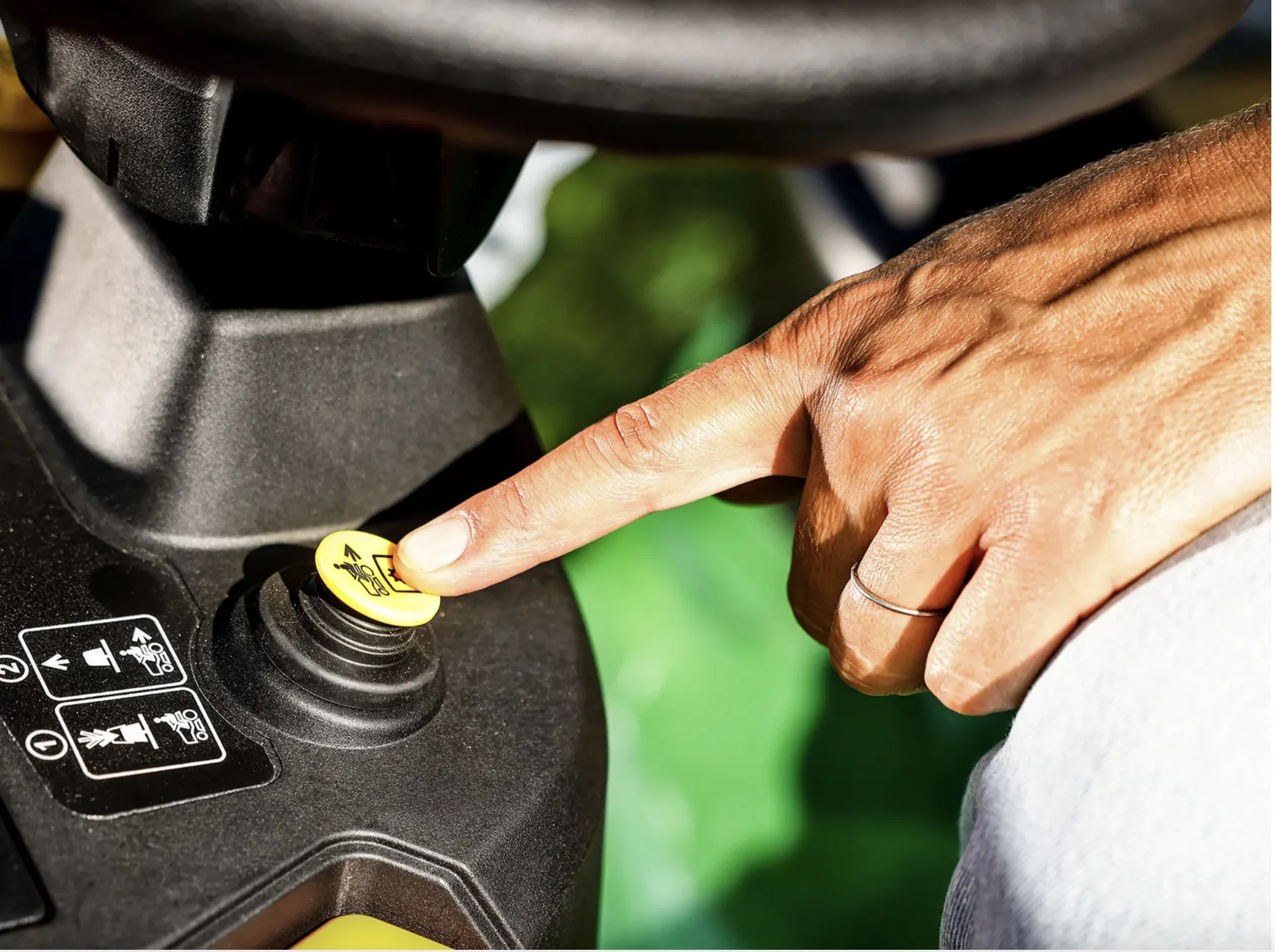 JOHN DEERE X117R Riding Lawn Mower