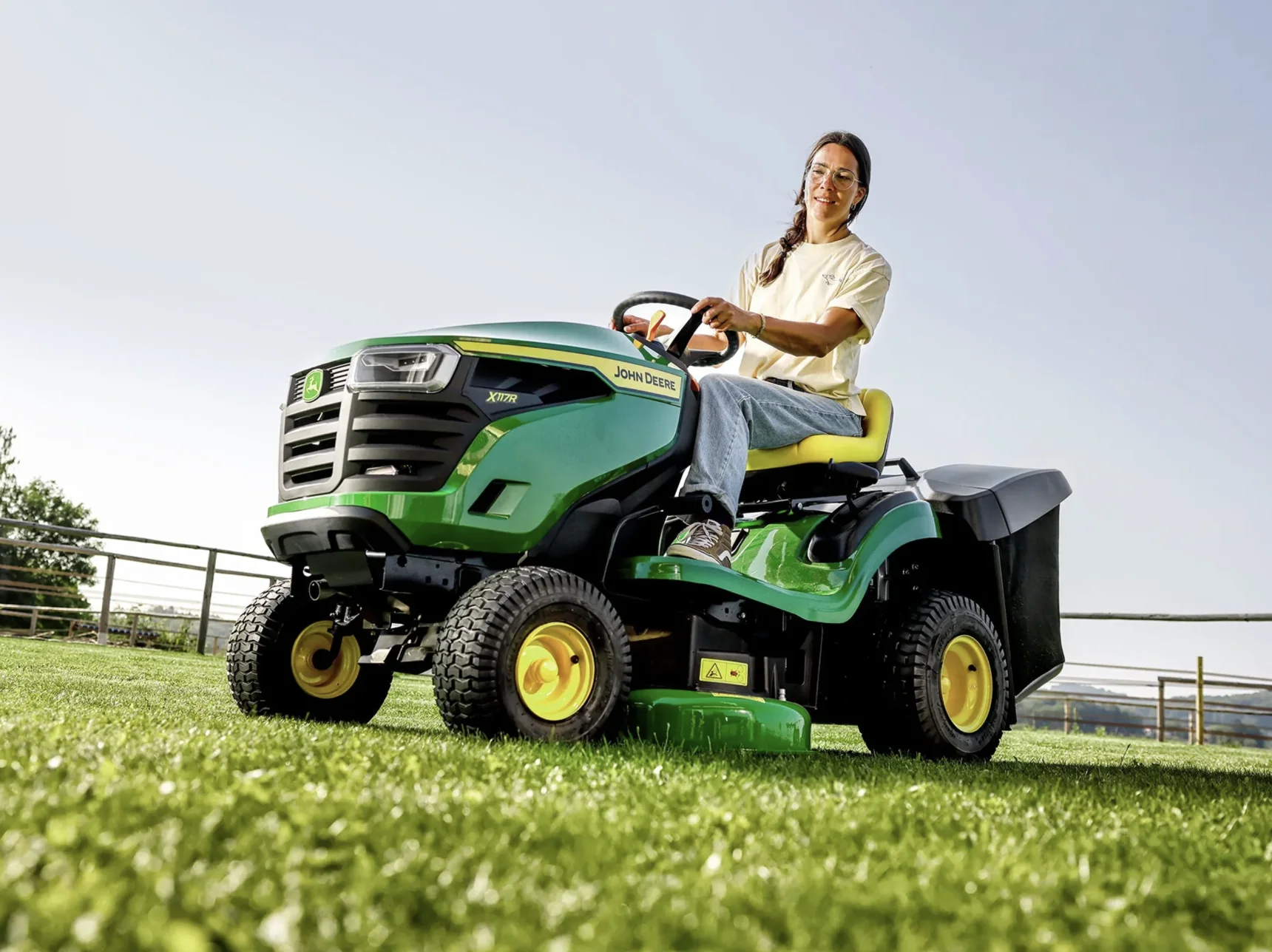 JOHN DEERE X117R Riding Lawn Mower