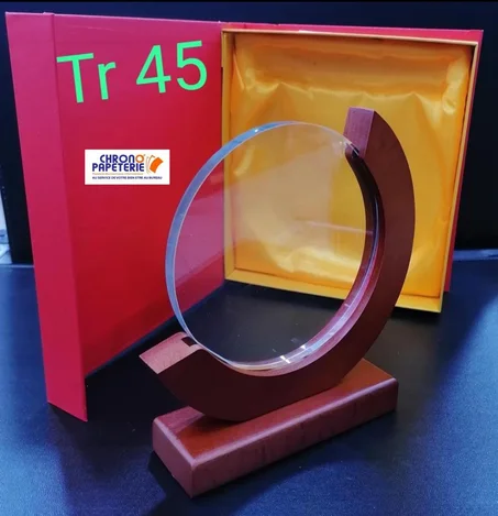 Trophée récompense circulaire en bois et verre.
