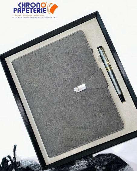 Boite Cadeau Avec Note Book En matière PU avec Férmoire Métallique Avec Emplacement Du Stylo 144 Page 16x12