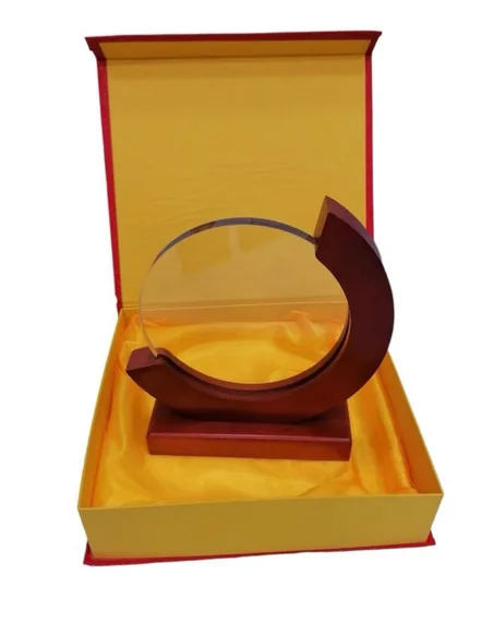 Trophée en verre et bois avec un texte de votre choix REF: TR0171