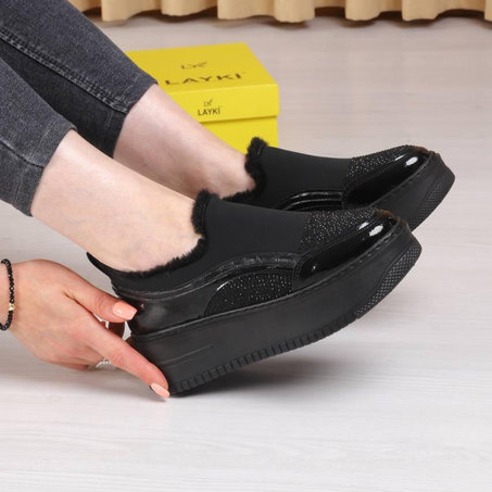 “حذاء تركي أنيق مع فرو ولمسات من الستراس REF23