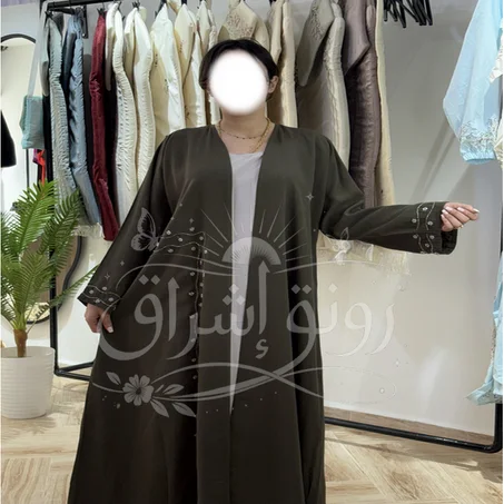 عباية "سحر الزيتي" بتفاصيل يدوية راقية لطلة متميزة ✨