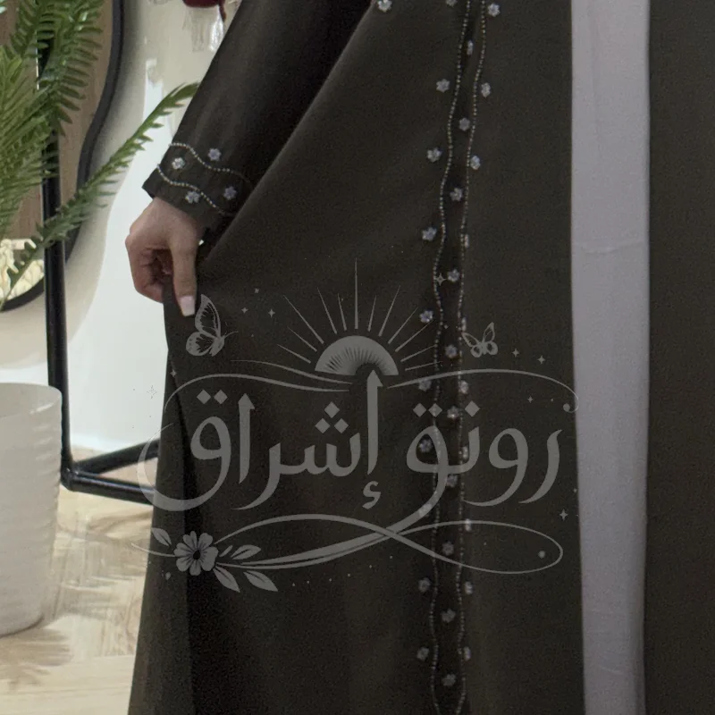 عباية "سحر الزيتي" بتفاصيل يدوية راقية لطلة متميزة ✨