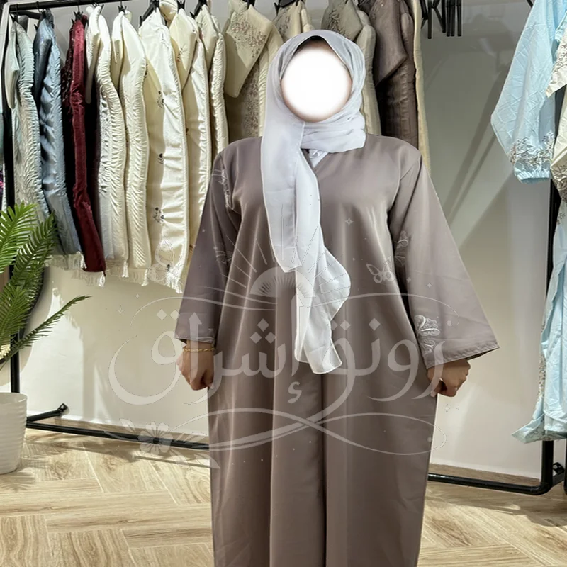 عباية "الرقة المخملية" باللون الموف الرمادي مع تطريز أبيض ناعم ✨🌸