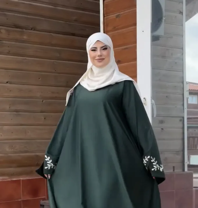 عباية تسنيم الفاخرة - تصميم عملي وأنيق