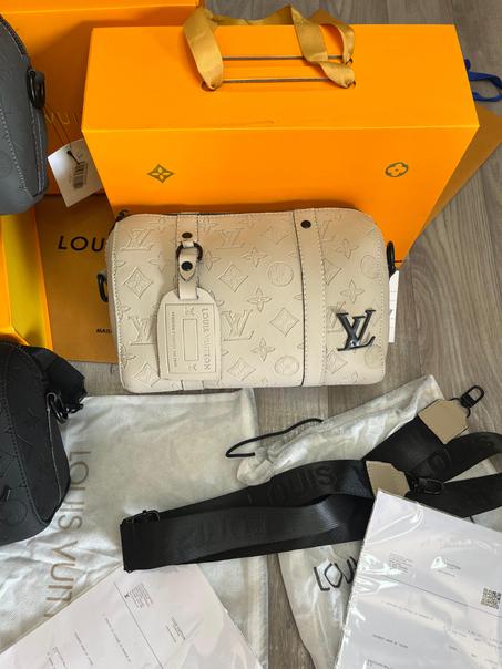 LV POCHETTE