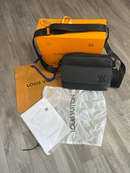 LV pochette