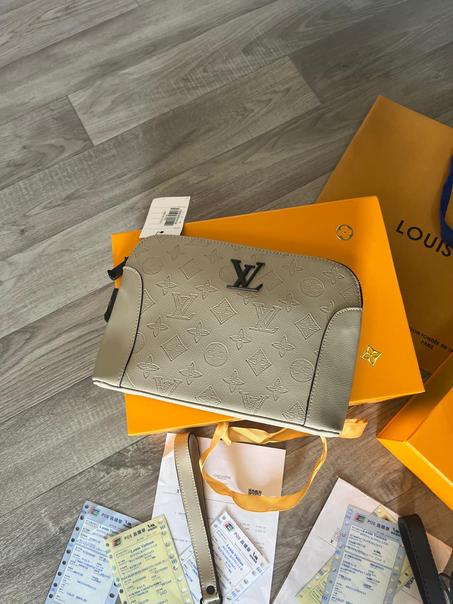 LV POCHETTE