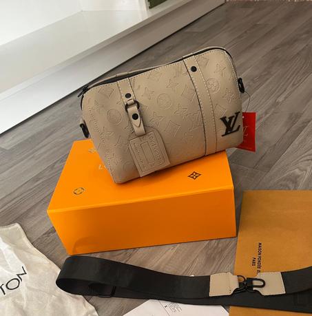 LV POCHETTE