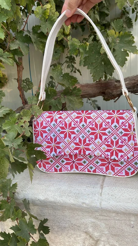 شنطة تطريز فلاحي حمراء وبيضاء