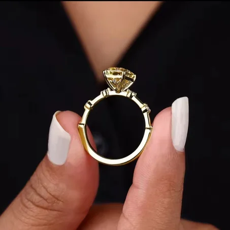 خاتم الالماسة الصفراء مربع