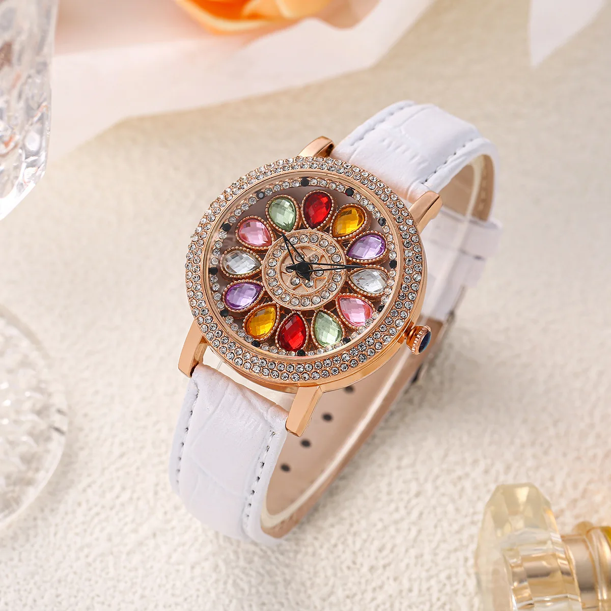 Éclat Royal : La Montre de Luxe Sertie de Cristaux Étincelants