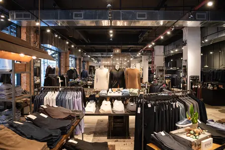 الملابس والموضة