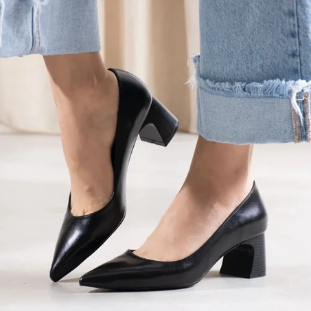 Escarpin classique avec un talon bloc géométrique