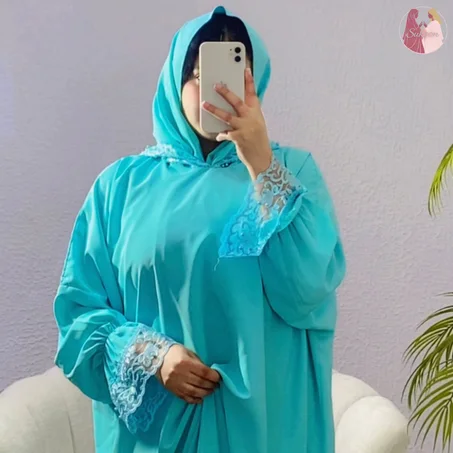 عباية أنيقة باللون فيروزي مع تفاصيل راقية