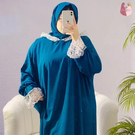 عباية أنيقة باللون الأزرق مع تفاصيل راقية