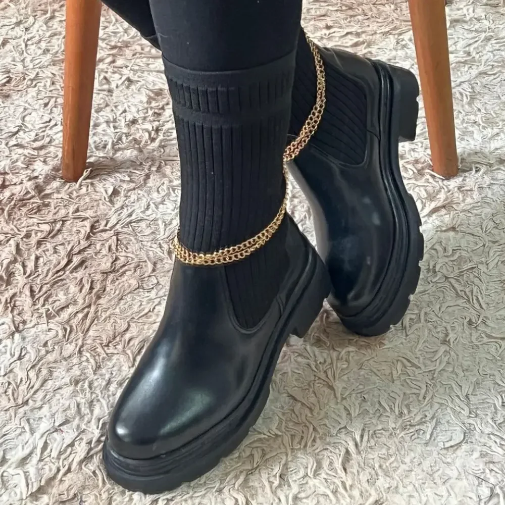 بوت نسائي أنيق بسلسلة ذهبية – أناقة وجاذبية👢