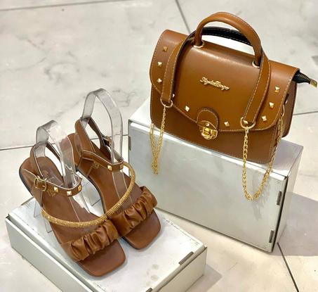 الحقيبة والحذاء للنساء