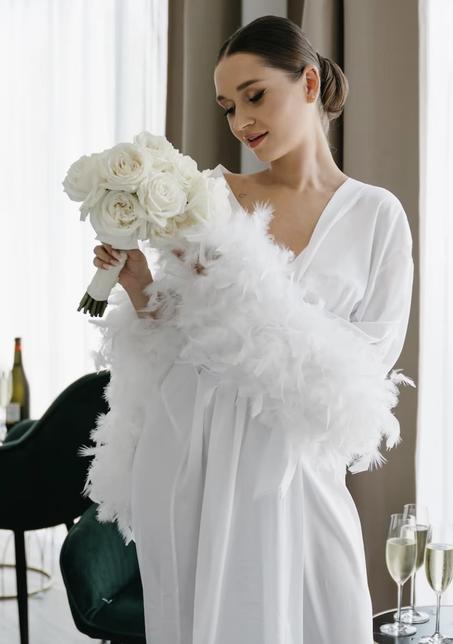 كيمونو الأبيض الفاخر بأكمام من الريش، مثالي ليومك الخاص