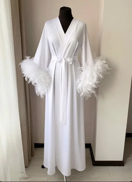 Kimono TALY blanc long  luxueux avec des manches en plumes ,parfait pour votre jour spécial