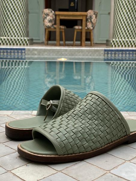 صندل نسائي فاخر من الجلد باللون الأخضر المريمية المضفر🌿