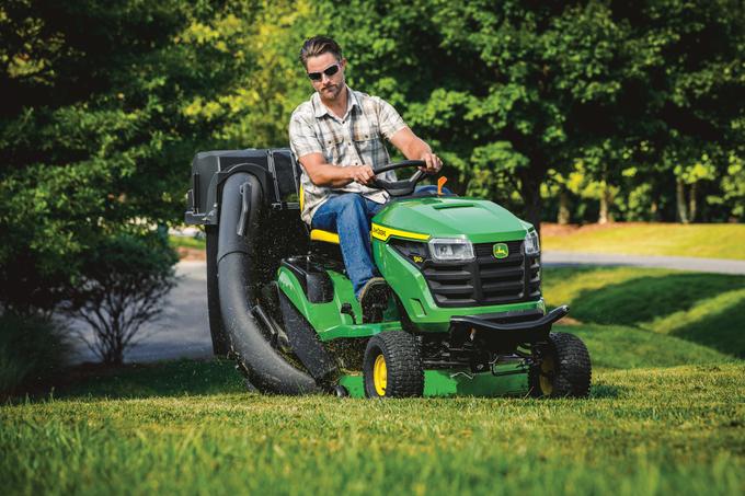 John Deere S140 48 in. 22 HP V-Twin Gas Hydrostatic Riding Lawn Mower